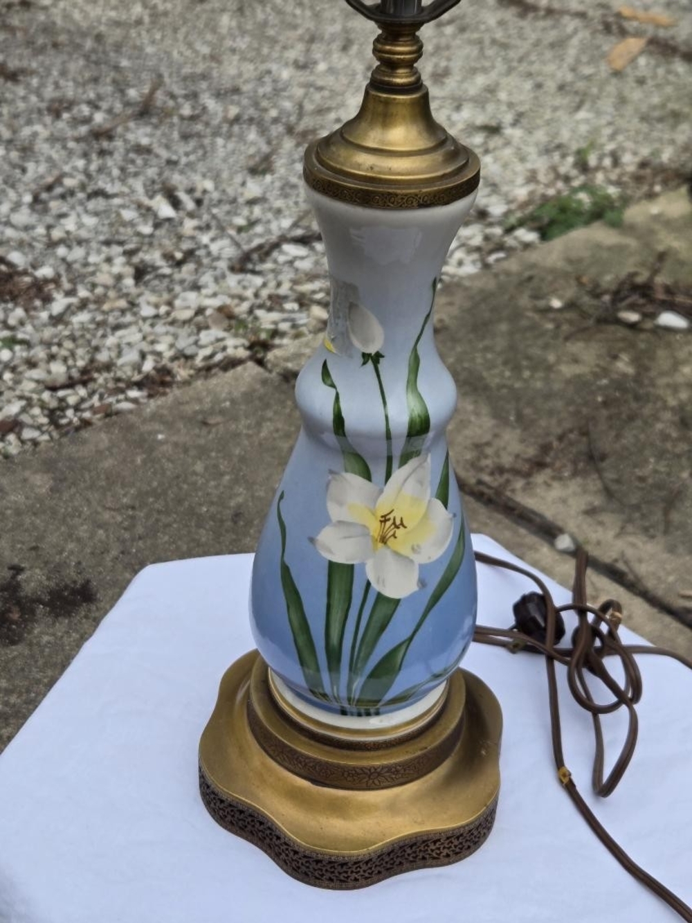 Vtg. Handpainted, Signed Cerramic Floral Table Lamp. Metal Base.
